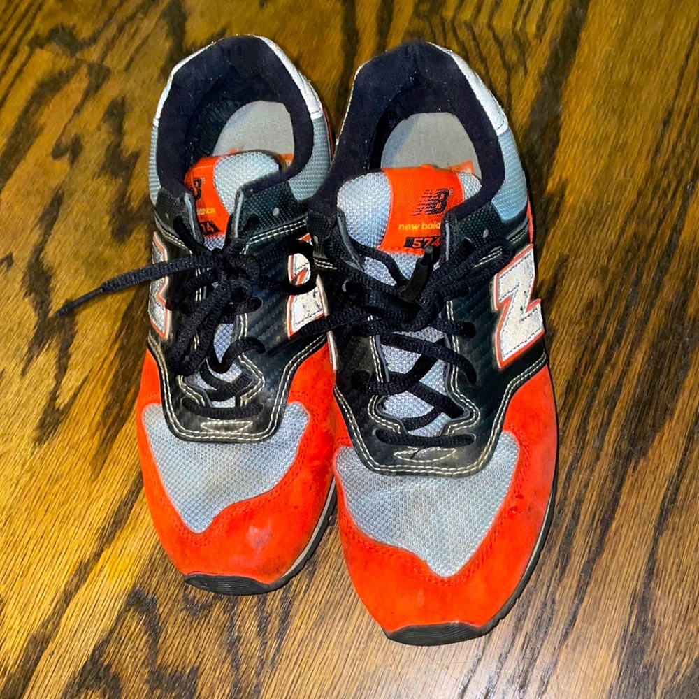Guy’s new balance tennis shoes size 6.5! Still In wonderful condition!